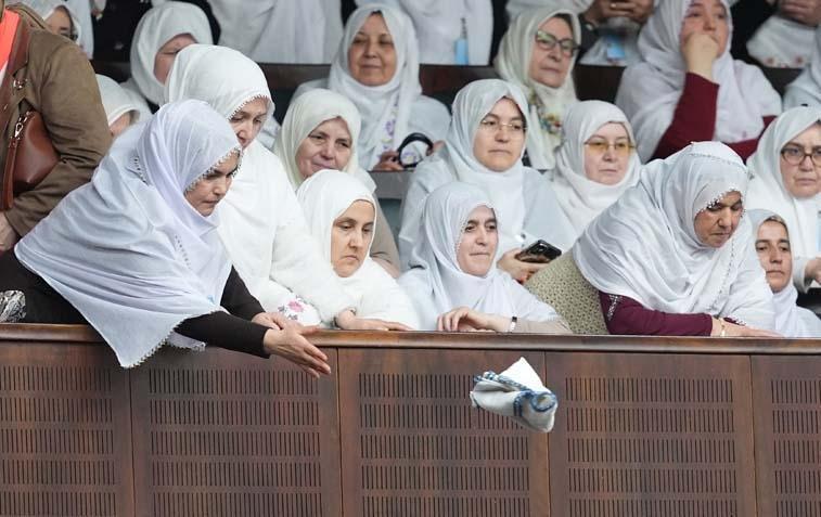 AK Partili kadınlardan Başkan Güneşe şalvarlı destek AK Partili kadınlardan Başkan Güneşe şalvarlı destek