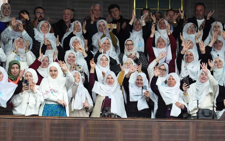 AK Partili kadınlardan Başkan Güneşe şalvarlı destek AK Partili kadınlardan Başkan Güneşe şalvarlı destek