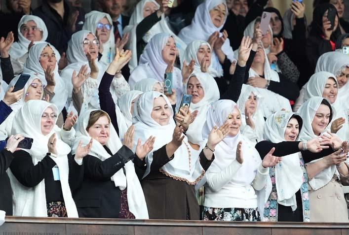 AK Partili kadınlardan Başkan Güneşe şalvarlı destek AK Partili kadınlardan Başkan Güneşe şalvarlı destek
