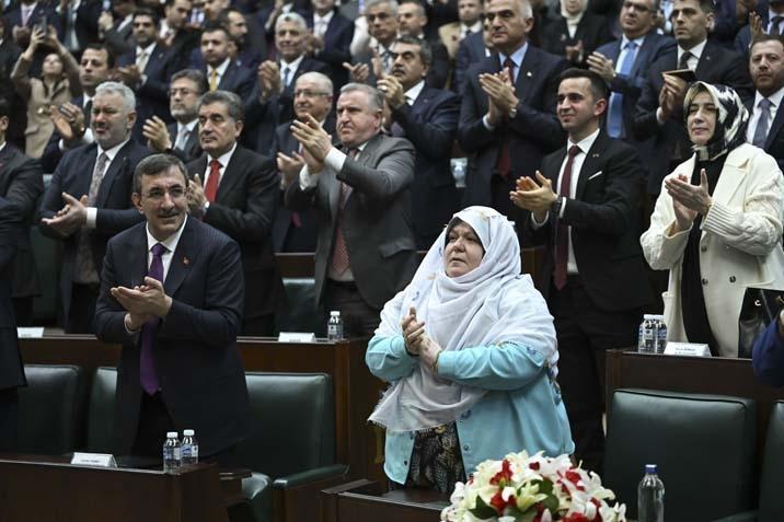 AK Partili kadınlardan Başkan Güneşe şalvarlı destek AK Partili kadınlardan Başkan Güneşe şalvarlı destek