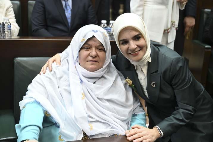 AK Partili kadınlardan Başkan Güneşe şalvarlı destek AK Partili kadınlardan Başkan Güneşe şalvarlı destek