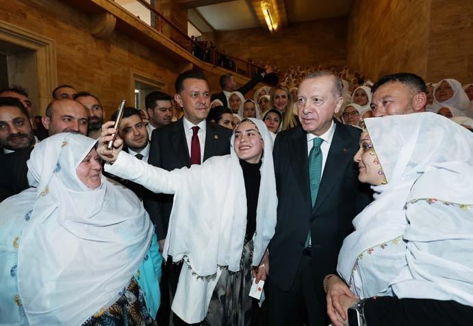 AK Partili kadınlardan Başkan Güneşe şalvarlı destek AK Partili kadınlardan Başkan Güneşe şalvarlı destek