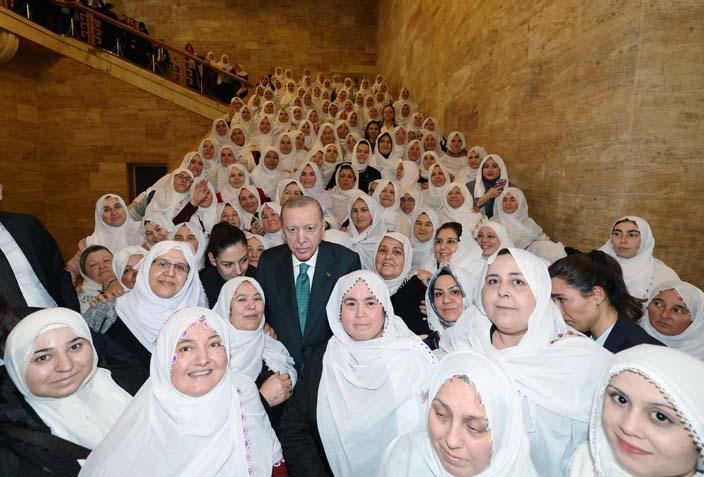 AK Partili kadınlardan Başkan Güneşe şalvarlı destek AK Partili kadınlardan Başkan Güneşe şalvarlı destek