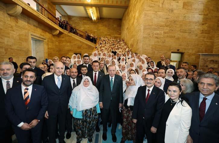 AK Partili kadınlardan Başkan Güneşe şalvarlı destek AK Partili kadınlardan Başkan Güneşe şalvarlı destek