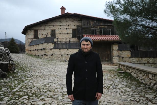 KÖYÜN SAKİNİ OLMASA DA YOLDAN GELENLERLE NAMAZ KILABİLİYORUZ