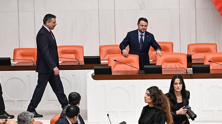 TBMMdeki yemin kavgasında kayıp ayakkabı İşte kavgadan yeni görüntüler