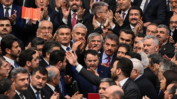 TBMMdeki yemin kavgasında kayıp ayakkabı İşte kavgadan yeni görüntüler