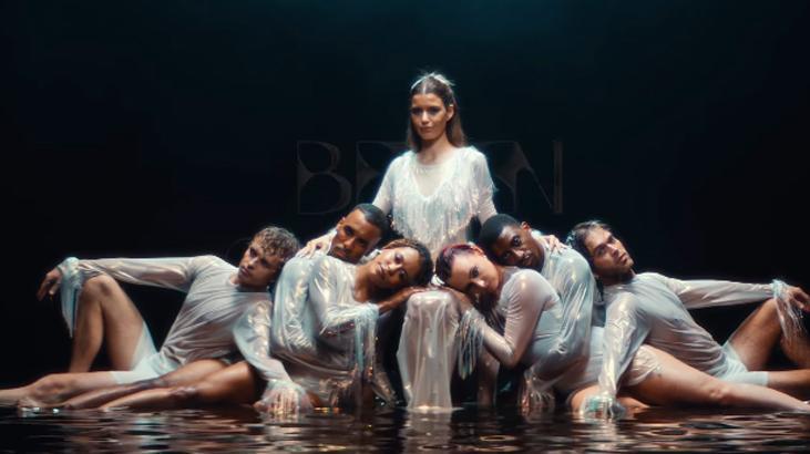 Beren Saat CapitaliZoo sözlerinin anlamı ne Beren Saat şarkısının Türkçe çevirisi