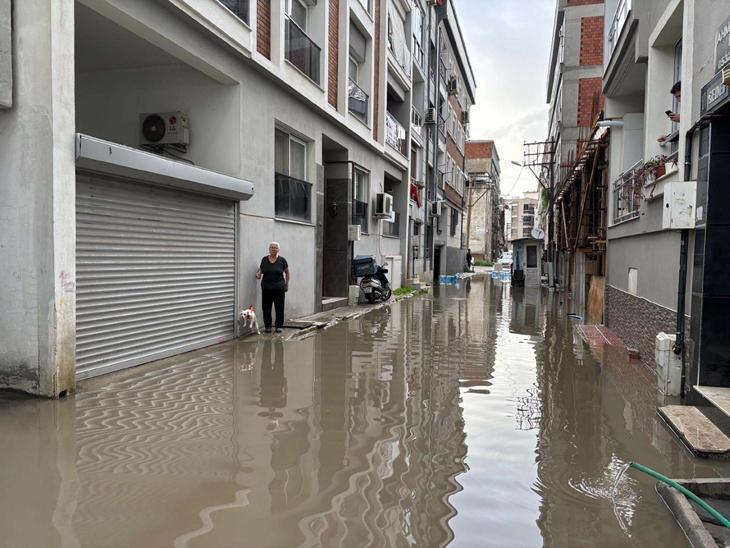 Antalya ve İzmir sele teslim Alanyada barajlar kritik seviyeye geldi, okullar tatil edildi