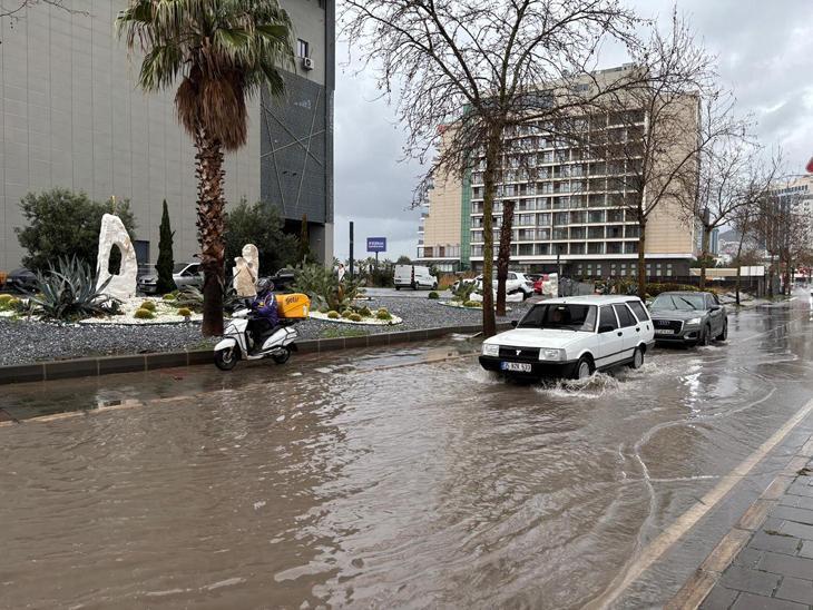 Antalya ve İzmir sele teslim Alanyada barajlar kritik seviyeye geldi, okullar tatil edildi