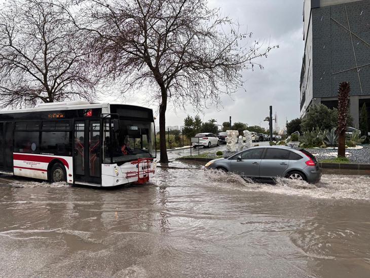 Antalya ve İzmir sele teslim Alanyada barajlar kritik seviyeye geldi, okullar tatil edildi