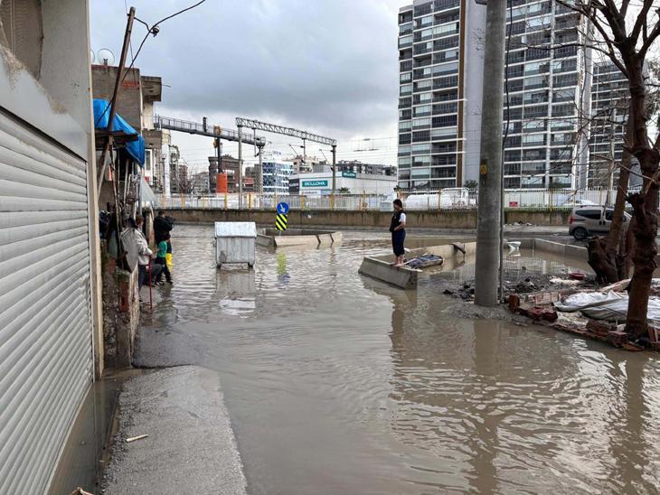 Antalya ve İzmir sele teslim Alanyada barajlar kritik seviyeye geldi, okullar tatil edildi