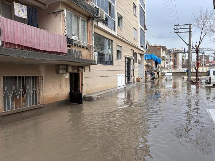 Antalya ve İzmir sele teslim Alanyada barajlar kritik seviyeye geldi, okullar tatil edildi