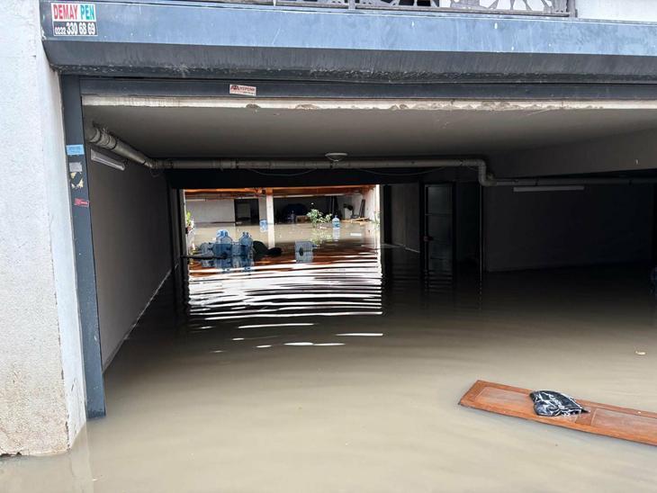 Antalya ve İzmir sele teslim Alanyada barajlar kritik seviyeye geldi, okullar tatil edildi