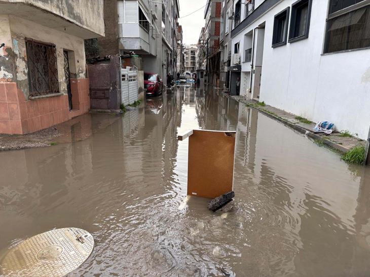 Antalya ve İzmir sele teslim Alanyada barajlar kritik seviyeye geldi, okullar tatil edildi