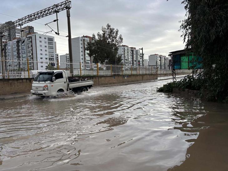 Antalya ve İzmir sele teslim Alanyada barajlar kritik seviyeye geldi, okullar tatil edildi