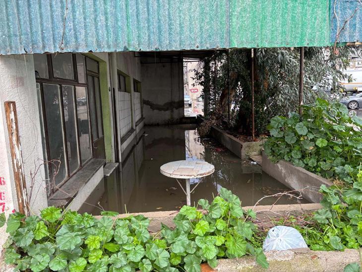 Antalya ve İzmir sele teslim Alanyada barajlar kritik seviyeye geldi, okullar tatil edildi