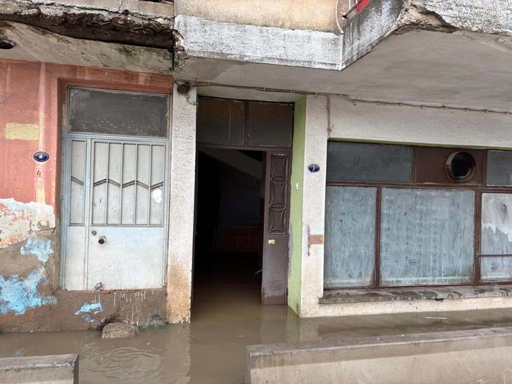Antalya ve İzmir sele teslim Alanyada barajlar kritik seviyeye geldi, okullar tatil edildi