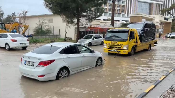 Antalya ve İzmir sele teslim Alanyada barajlar kritik seviyeye geldi, okullar tatil edildi