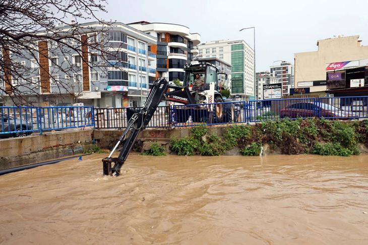 Antalya ve İzmir sele teslim Alanyada barajlar kritik seviyeye geldi, okullar tatil edildi