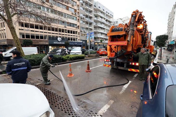 Antalya ve İzmir sele teslim Alanyada barajlar kritik seviyeye geldi, okullar tatil edildi