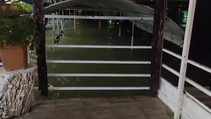 Antalya ve İzmir sele teslim Alanyada barajlar kritik seviyeye geldi, okullar tatil edildi