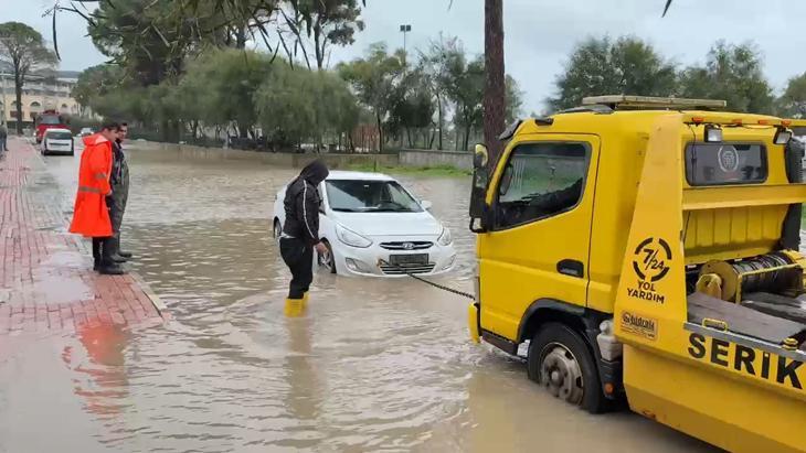 Antalya ve İzmir sele teslim Alanyada barajlar kritik seviyeye geldi, okullar tatil edildi