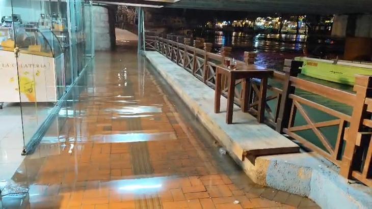 Antalya ve İzmir sele teslim Alanyada barajlar kritik seviyeye geldi, okullar tatil edildi