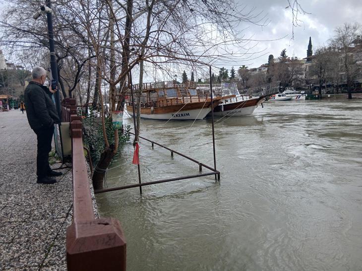 Antalya ve İzmir sele teslim Alanyada barajlar kritik seviyeye geldi, okullar tatil edildi
