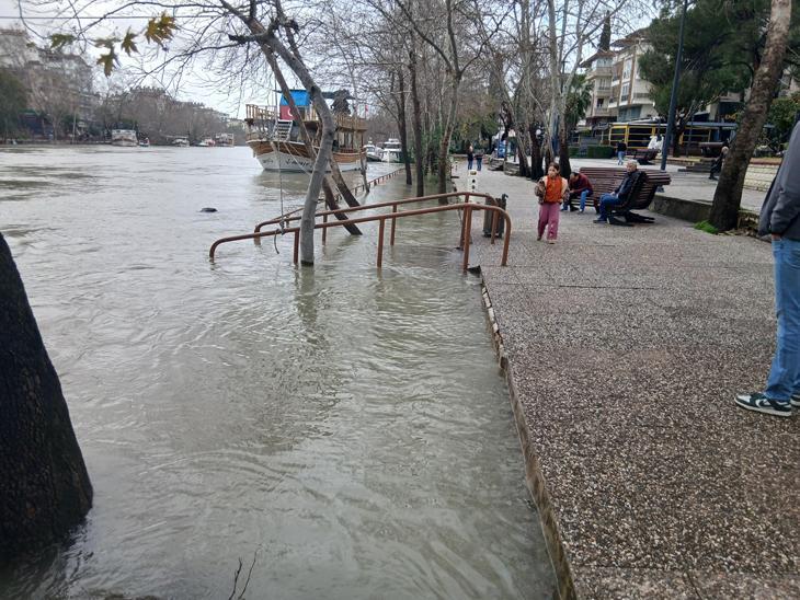 Antalya ve İzmir sele teslim Alanyada barajlar kritik seviyeye geldi, okullar tatil edildi