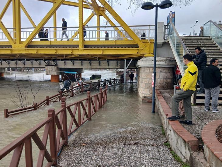 Antalya ve İzmir sele teslim Alanyada barajlar kritik seviyeye geldi, okullar tatil edildi
