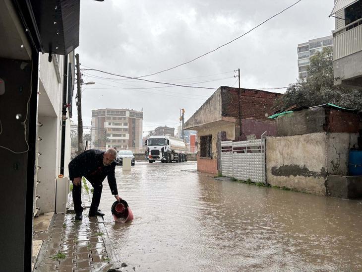 Antalya ve İzmir sele teslim Alanyada barajlar kritik seviyeye geldi, okullar tatil edildi