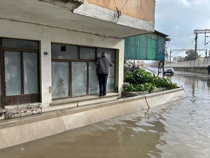 Antalya ve İzmir sele teslim Alanyada barajlar kritik seviyeye geldi, okullar tatil edildi