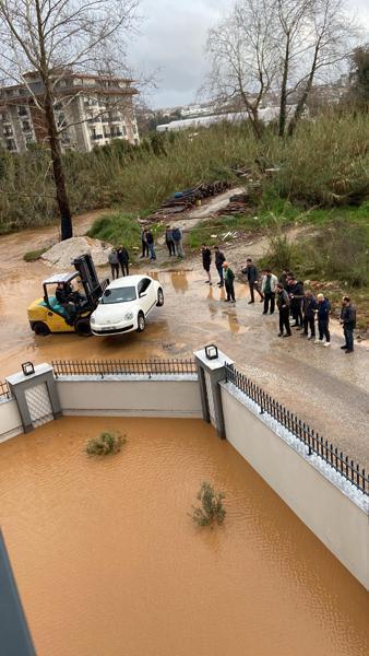 Antalya ve İzmir sele teslim Alanyada barajlar kritik seviyeye geldi, okullar tatil edildi