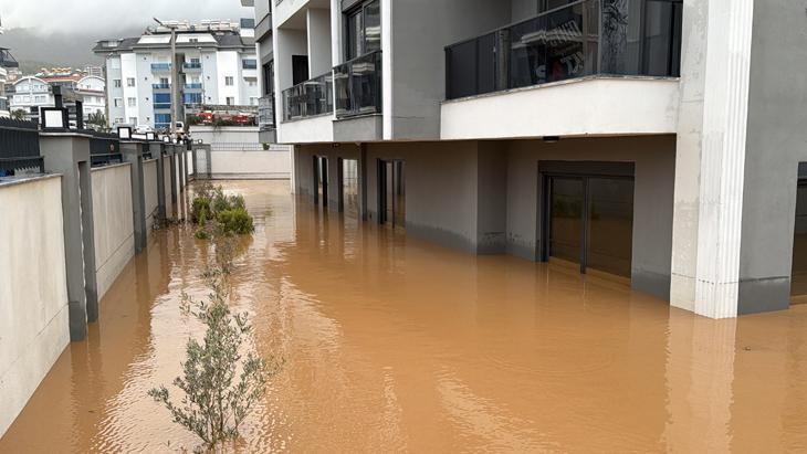 Antalya ve İzmir sele teslim Alanyada barajlar kritik seviyeye geldi, okullar tatil edildi