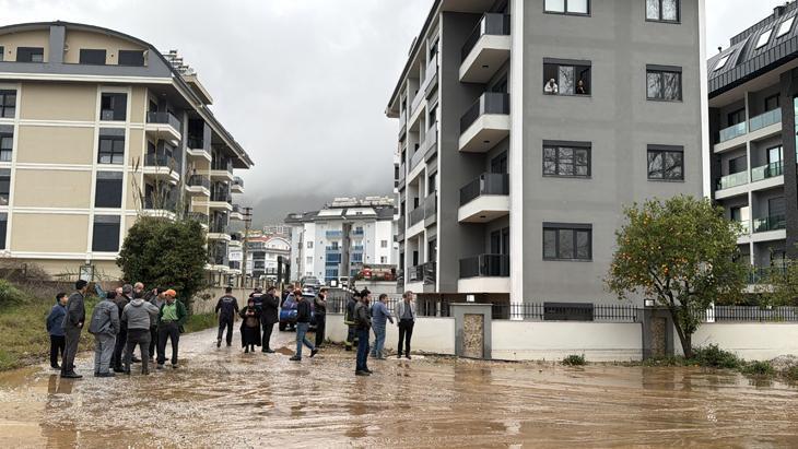 Antalya ve İzmir sele teslim Alanyada barajlar kritik seviyeye geldi, okullar tatil edildi