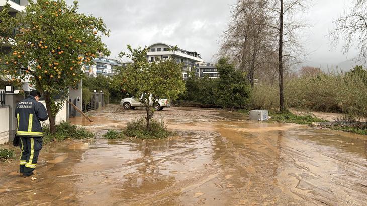 Antalya ve İzmir sele teslim Alanyada barajlar kritik seviyeye geldi, okullar tatil edildi