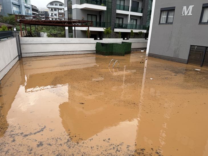 Antalya ve İzmir sele teslim Alanyada barajlar kritik seviyeye geldi, okullar tatil edildi