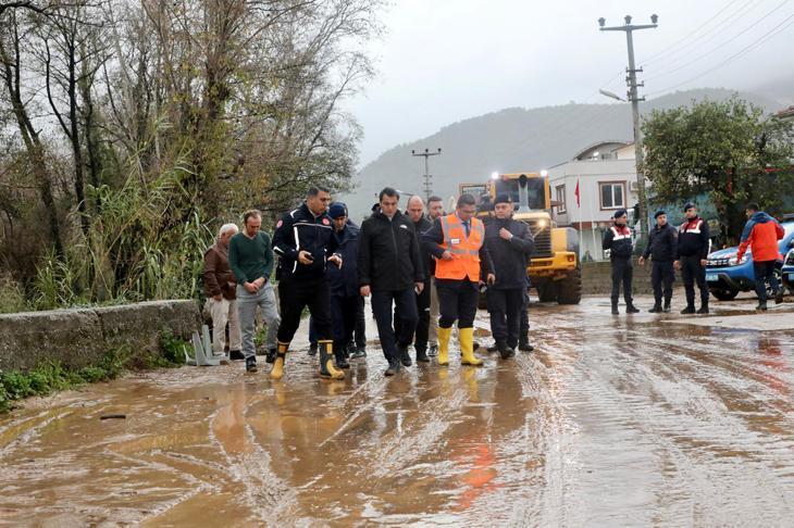Antalya ve İzmir sele teslim Alanyada barajlar kritik seviyeye geldi, okullar tatil edildi