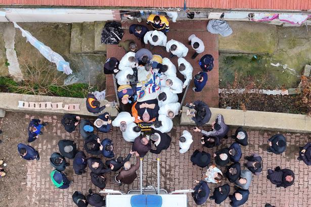 30 kişi tarafından evinden çıkarılan fil hastası, Ankaraya götürüldü /