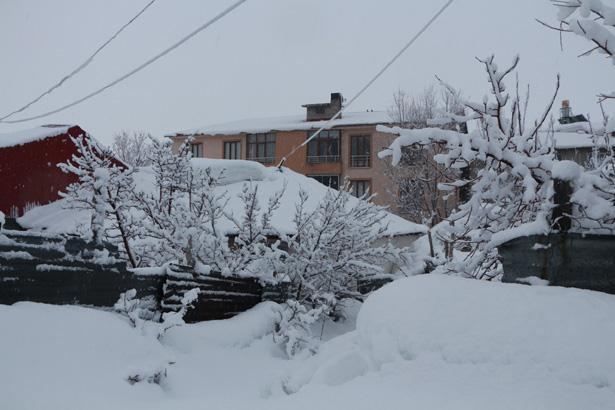 Tek katlı evler, arabalar gömüldü Kentte kar seviyesi 4 metreye çıktı