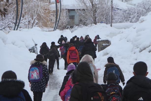 Tek katlı evler, arabalar gömüldü Kentte kar seviyesi 4 metreye çıktı