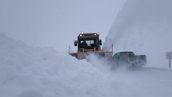Tek katlı evler, arabalar gömüldü Kentte kar seviyesi 4 metreye çıktı