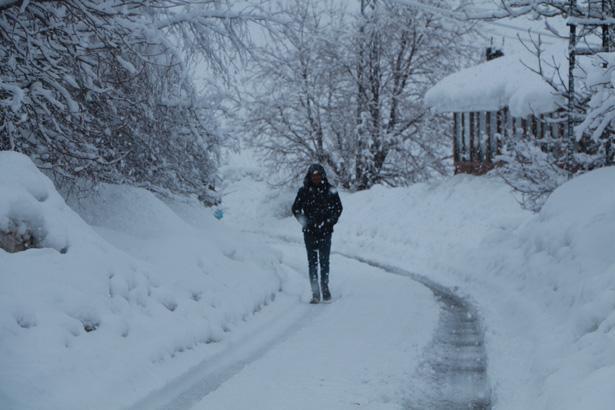 Tek katlı evler, arabalar gömüldü Kentte kar seviyesi 4 metreye çıktı