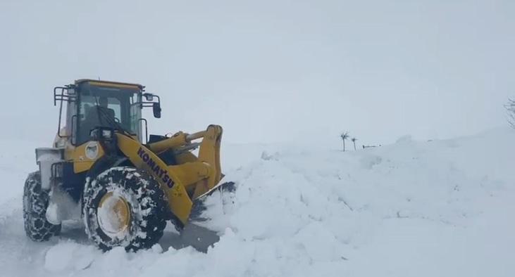 Tek katlı evler, arabalar gömüldü Kentte kar seviyesi 4 metreye çıktı
