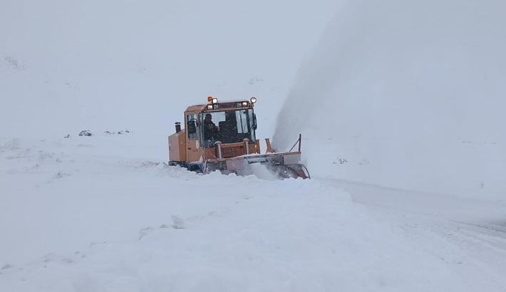 Tek katlı evler, arabalar gömüldü Kentte kar seviyesi 4 metreye çıktı