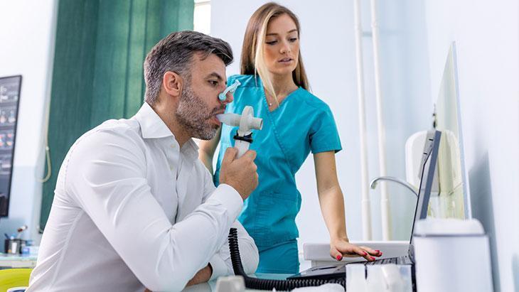 Hafif tabloda oksijen, ileri durumda göğüs tüpü