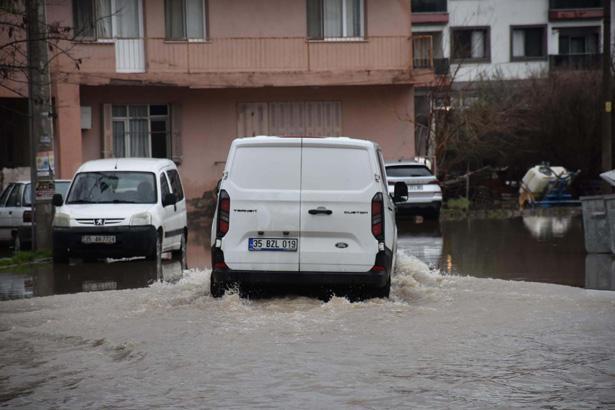 Birçok kenti sağanak vurdu, okullar tatil edildi