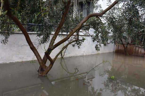 Birçok kenti sağanak vurdu, okullar tatil edildi