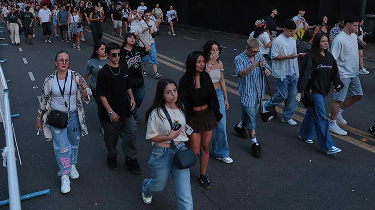 Bad Bunny çılgınlığı Konserine on binlerce kişi katıldı